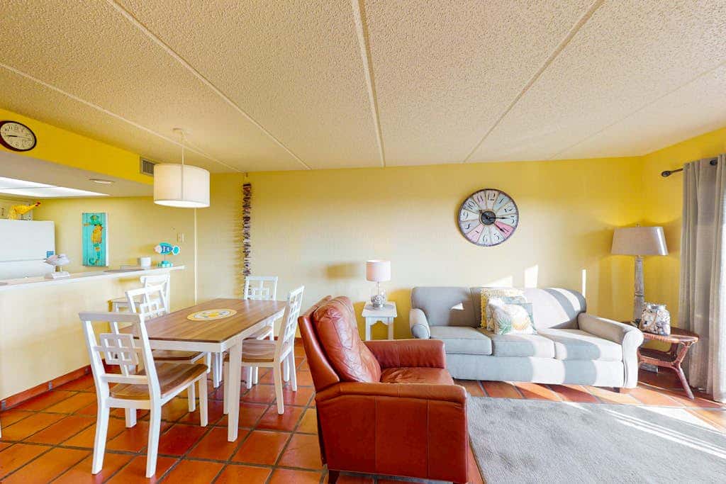 Continental #105 - Gulf-Front Condo, Beach Access