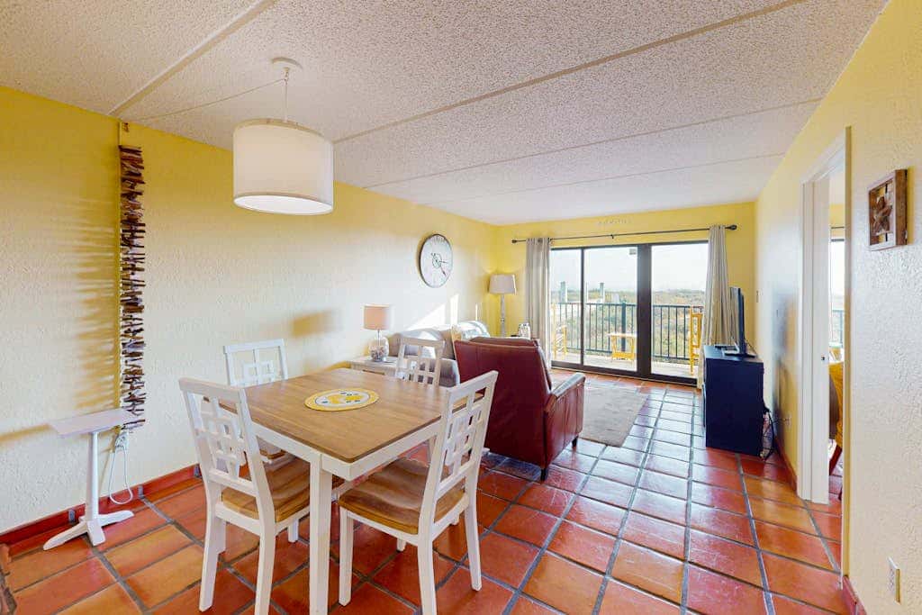 Continental #105 - Gulf-Front Condo, Beach Access