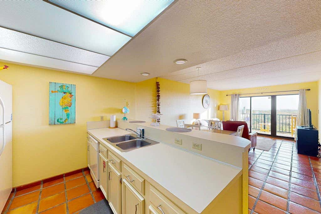 Continental #105 - Gulf-Front Condo, Beach Access