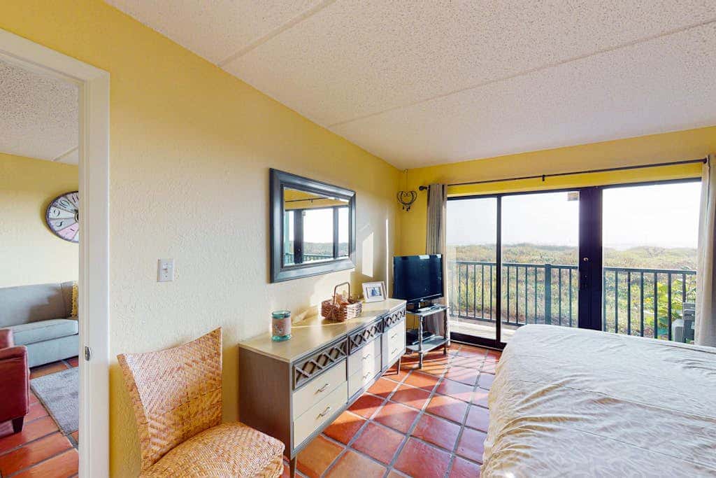 Continental #105 - Gulf-Front Condo, Beach Access