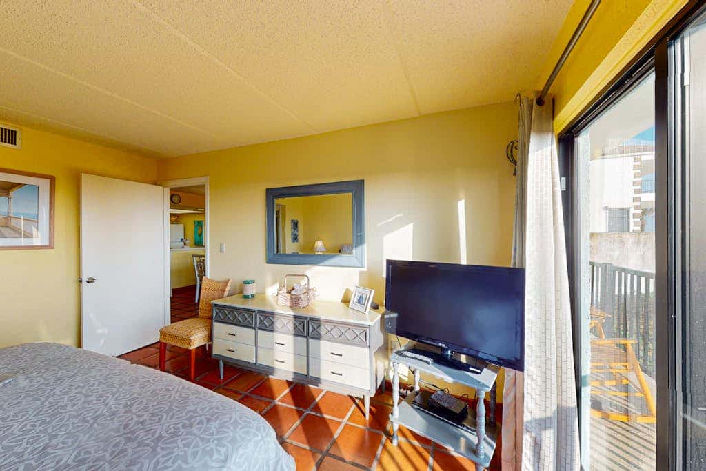 Continental #105 - Gulf-Front Condo, Beach Access