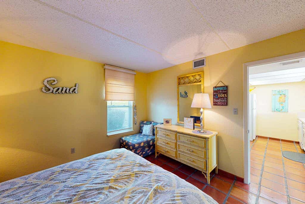 Continental #105 - Gulf-Front Condo, Beach Access