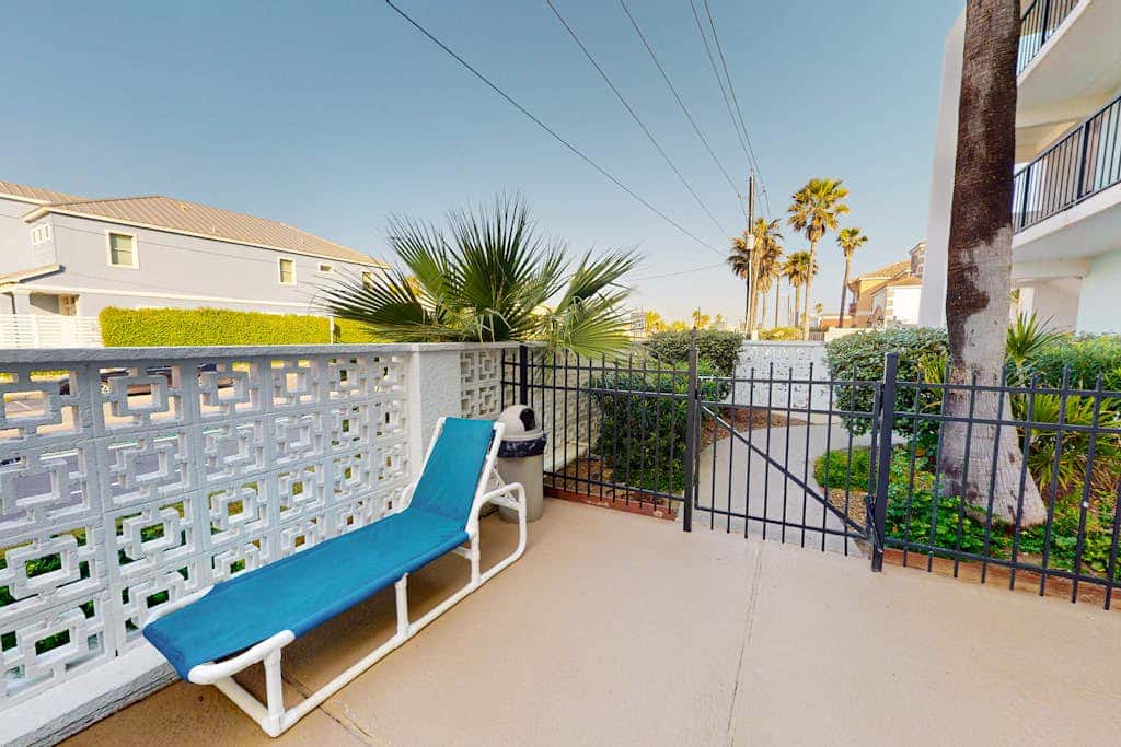 Continental #105 - Gulf-Front Condo, Beach Access