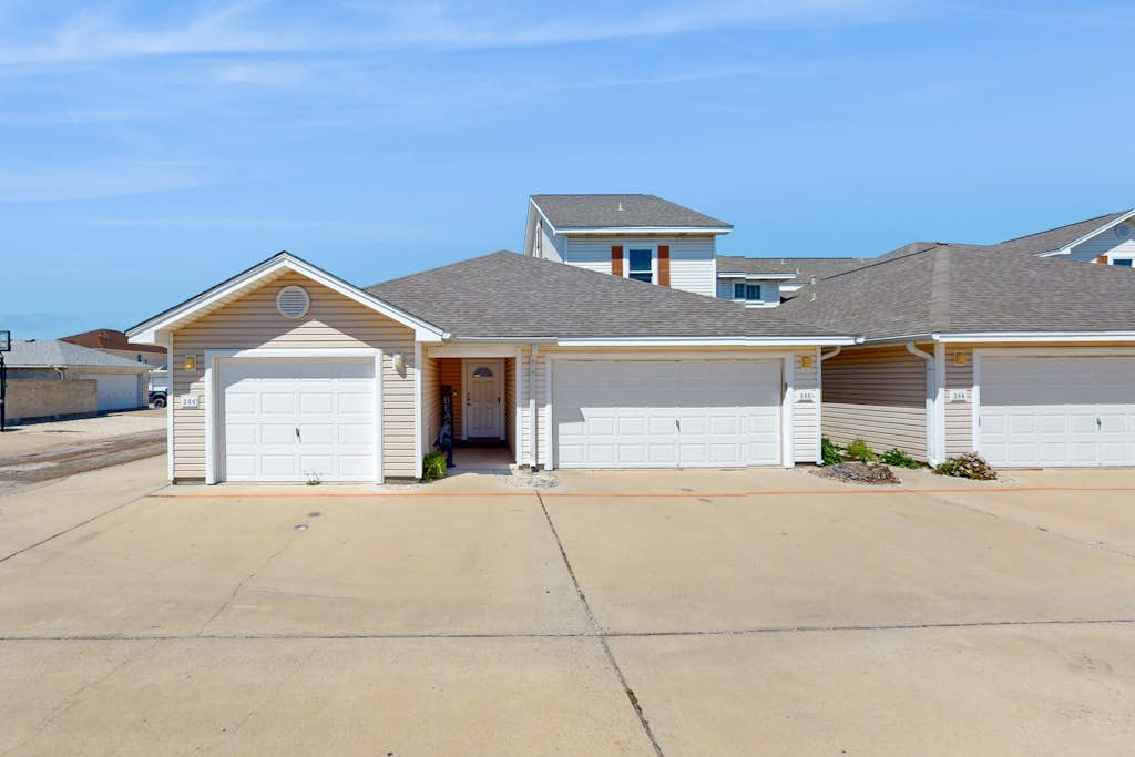 Palm Bay 206 - Pool, Garage & Dog-Friendly