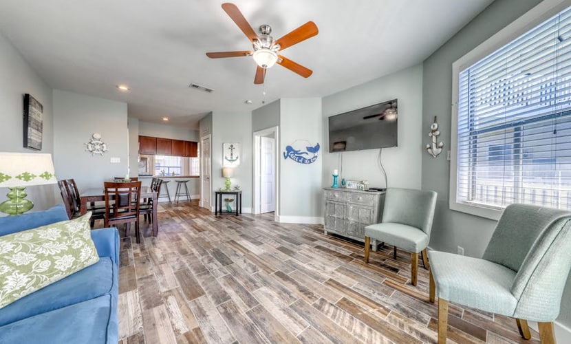 Family-Friendly condo w/balcony, shared pool, close to beach - dogs ok