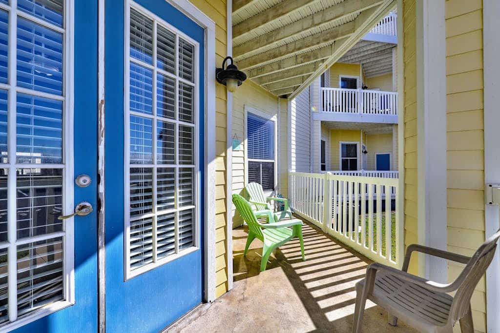 Family-Friendly condo w/balcony, shared pool, close to beach - dogs ok