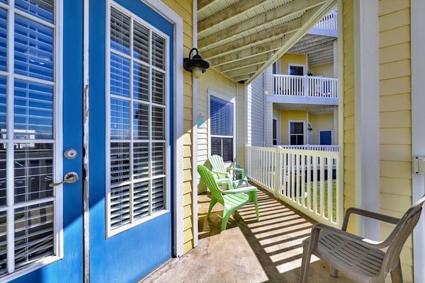Family-Friendly condo w/balcony, shared pool, close to beach - dogs ok