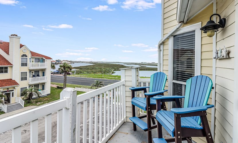 3rd-floor condo near the beach with water views, hot tub, heated pool, gym, AC