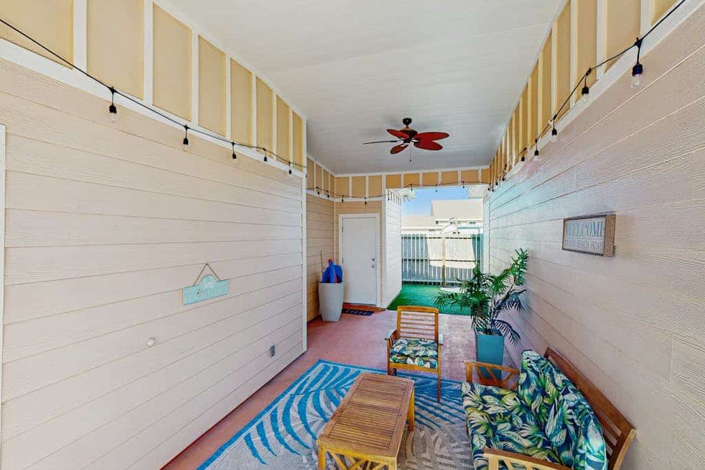 Cozy beach home with full kitchen, living space, WIFI, patio and shared pool