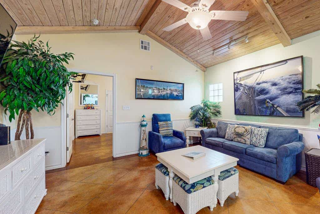 Coastal Port A condo 3 blocks to the beach with 2 pools & enclosed patio with TV