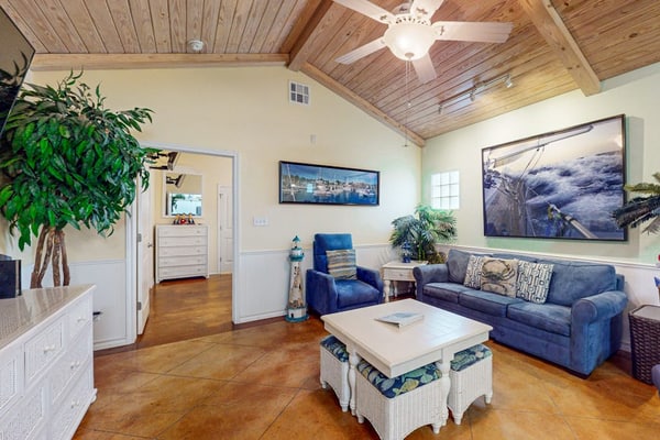 Coastal Port A condo 3 blocks to the beach with 2 pools & enclosed patio with TV