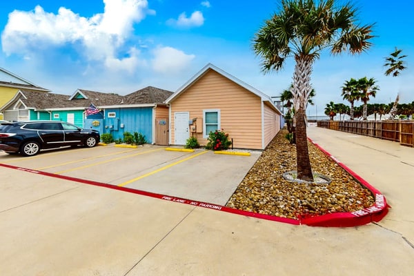 Coastal Port A condo 3 blocks to the beach with 2 pools & enclosed patio with TV