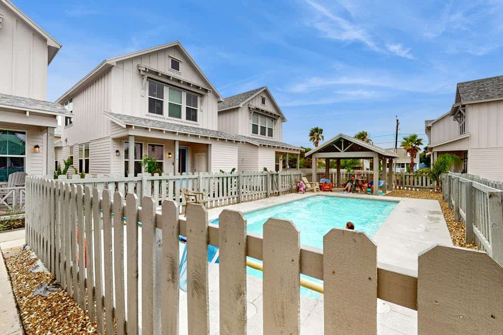 Coastal home with washer/dryer, central AC, internet, pool access
