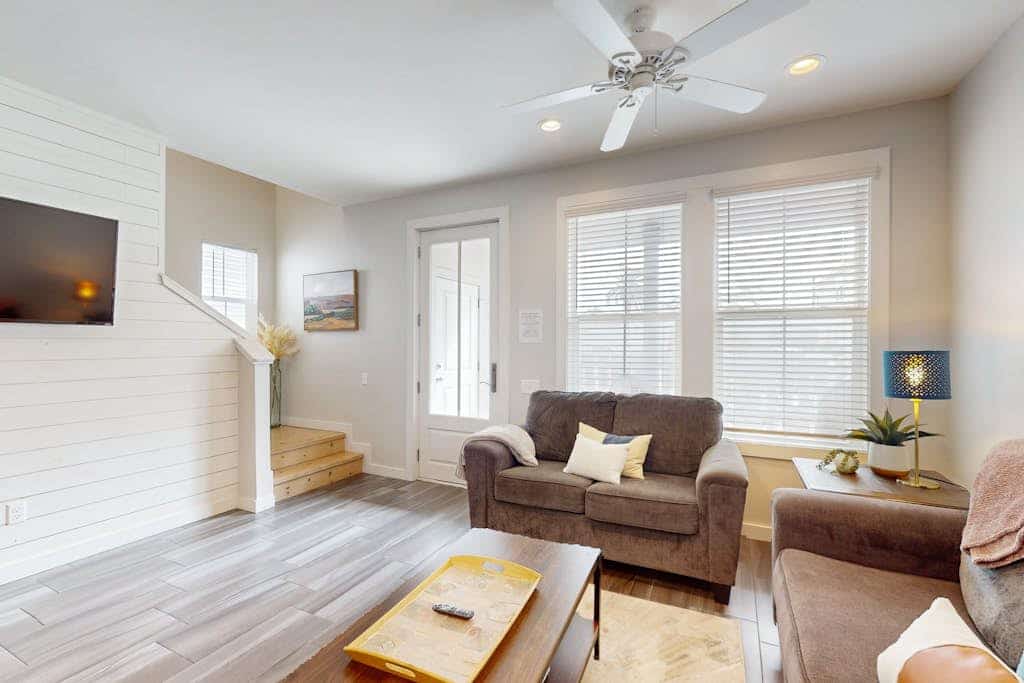 Coastal home with washer/dryer, central AC, internet, pool access