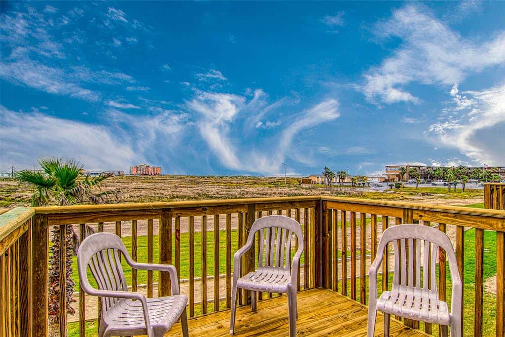Updated townhome with Gulf views, WiFi, washer/dryer, & pool