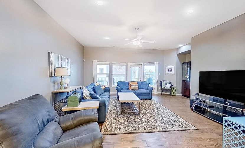 Dog-friendly escape with Gulf view, guest suite, pool & spa - 200’ to the beach
