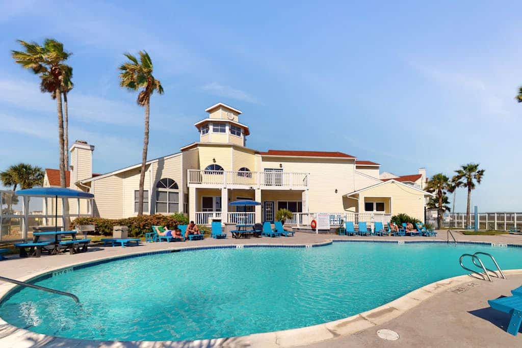 Coastal condo with pool, balcony, fitness room, central AC, & washer/dryer