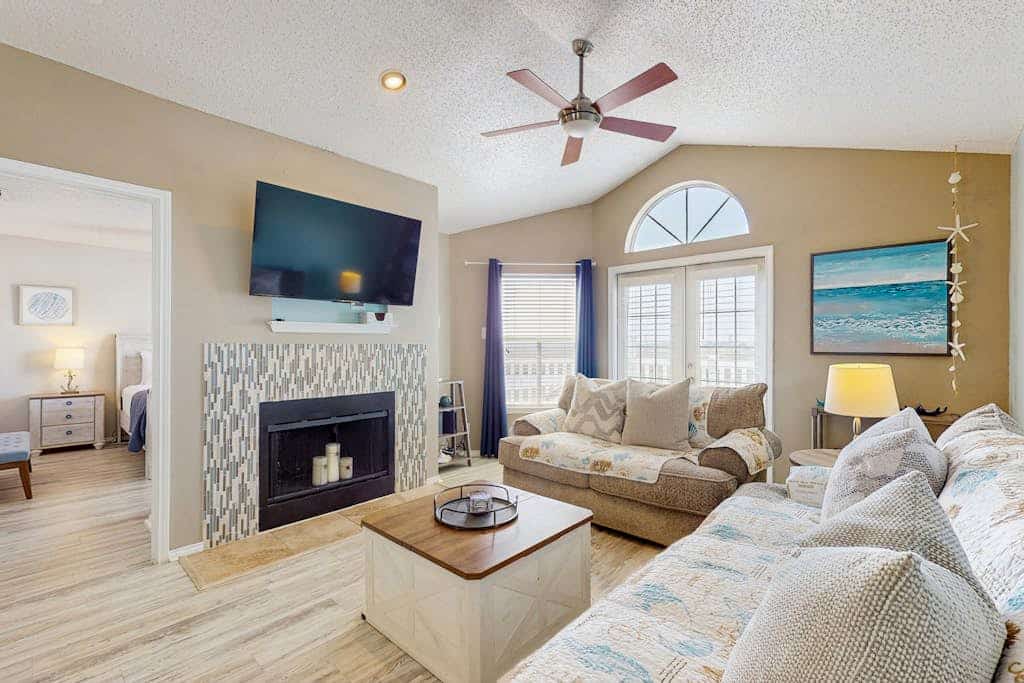 Coastal condo with pool, balcony, fitness room, central AC, & washer/dryer