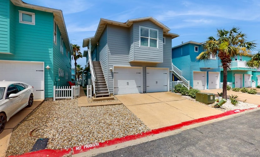 Chic house near the beach with large top-floor deck and shared pool - dogs OK