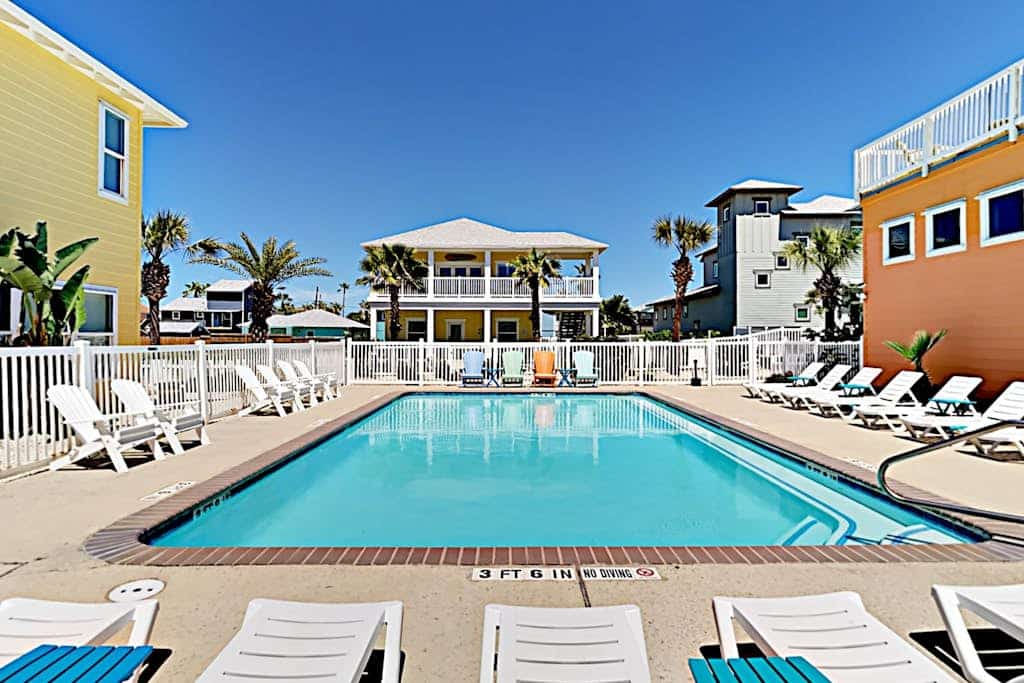 Chic house near the beach with large top-floor deck and shared pool - dogs OK