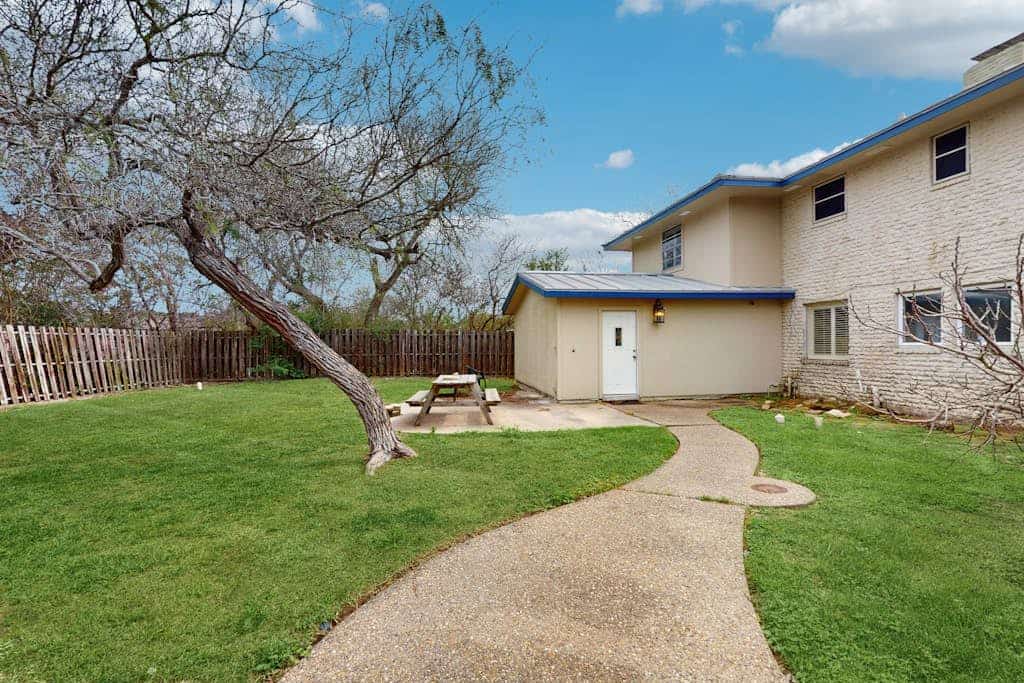 Two-story dog-friendly house with private pool table, enclosed backyard, BBQ
