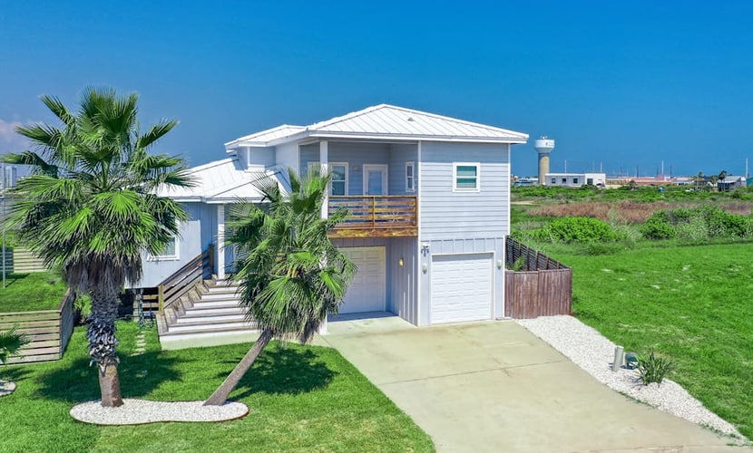 Delightful dog-friendly retreat near everything w/ great views, and decks
