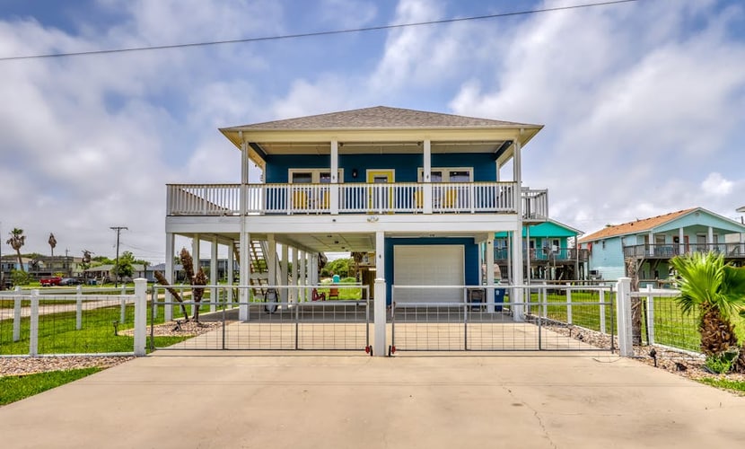 Fun-Filled Oceanside House w/Bay Views, Free WiFi, Private W/D, Central AC, Deck