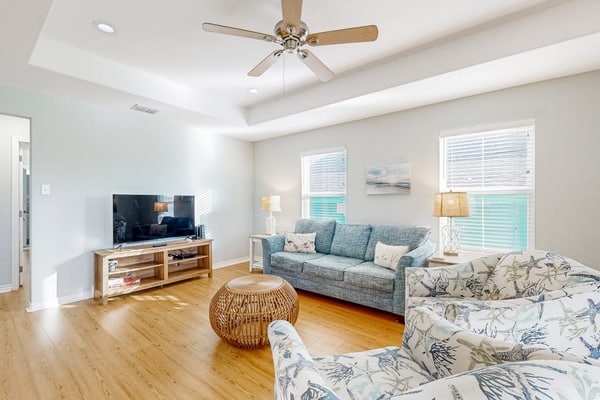 Heron's Hideaway: Brand-New Home w/Screened Porch, Boat Parking - Walk to Bay