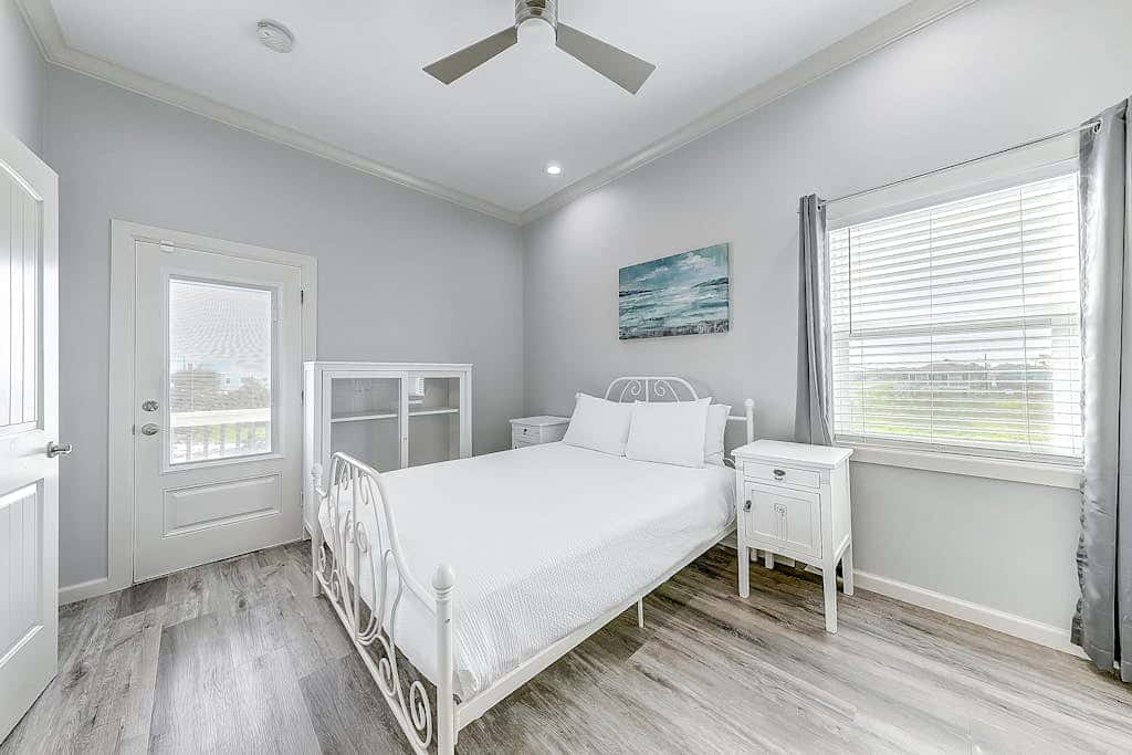 Inkies Retreat - Waterfront Home with Swim Spa