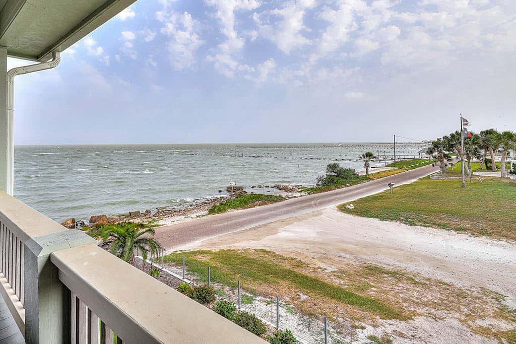 Inkies Retreat - Waterfront Home with Swim Spa
