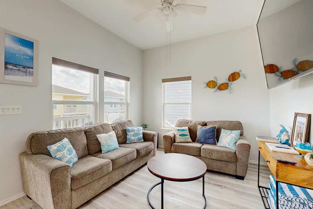 Cozy beach home with full kitchen, living/dining area, patio, BBQ & Shared pool