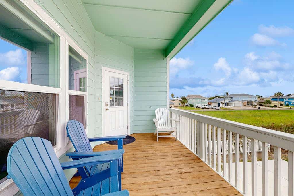 Cozy beach home with full kitchen, living/dining area, patio, BBQ & Shared pool