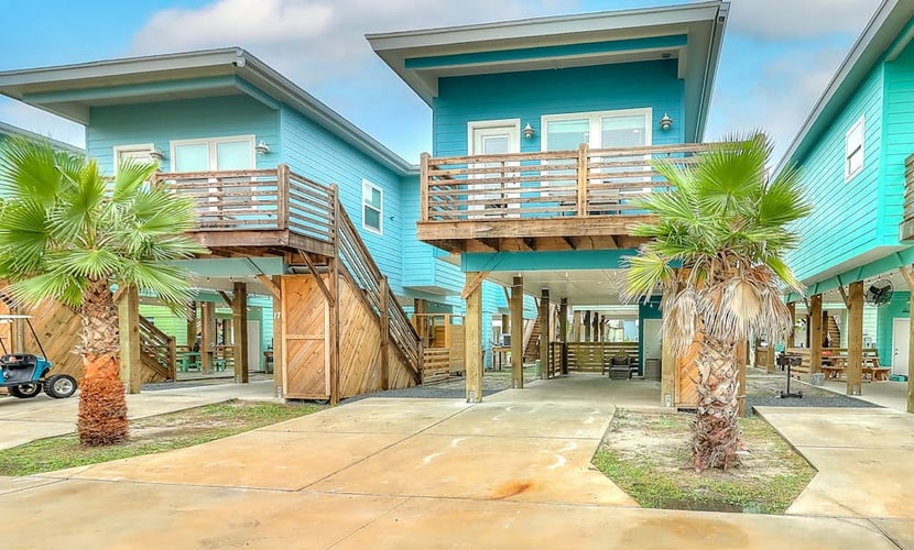 Cozy home w/ balcony, nearby pool, close to beach, washer/dryer & dog-friendly