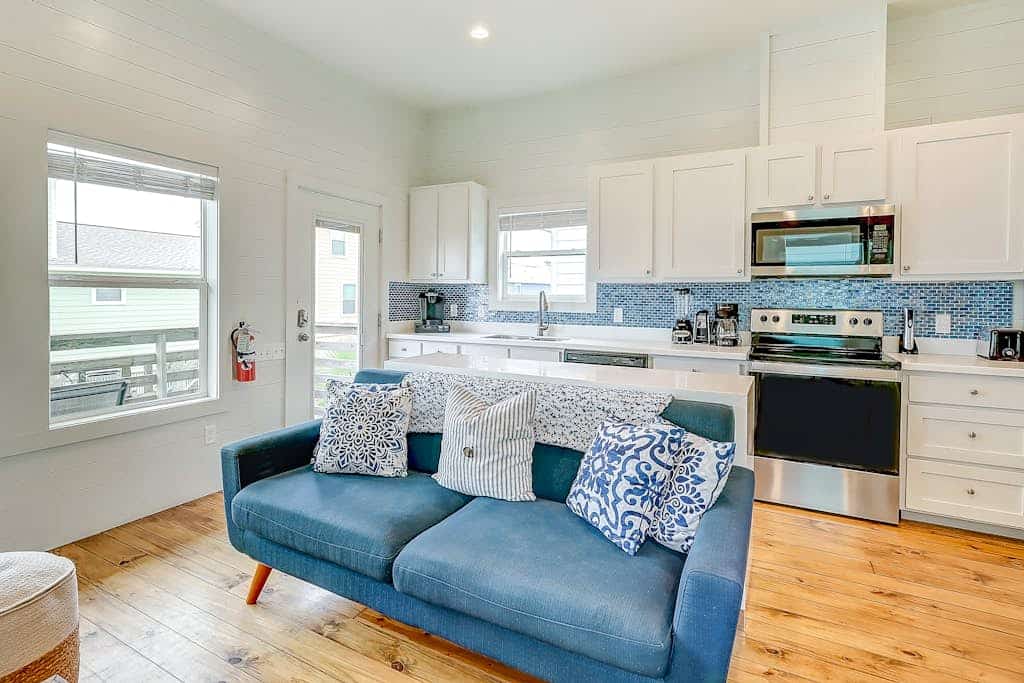 Cozy home w/ balcony, nearby pool, close to beach, washer/dryer & dog-friendly