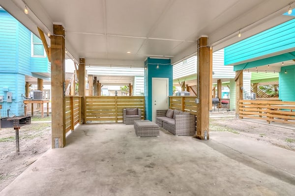 Cozy home w/ balcony, nearby pool, close to beach, washer/dryer & dog-friendly