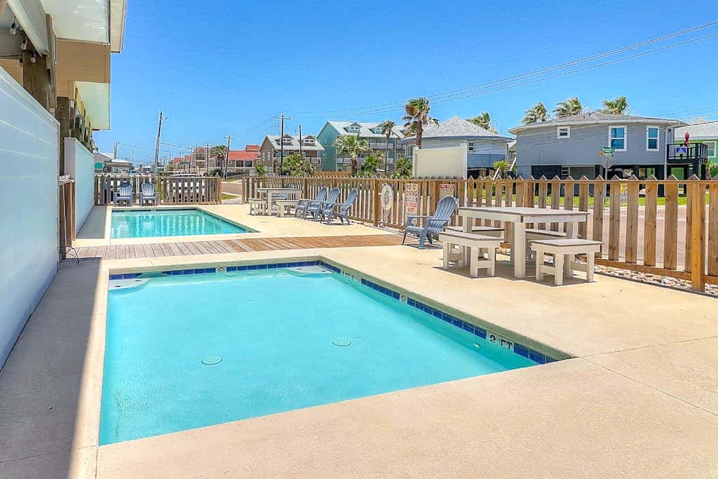 Stack Overflow - Balcony, Pool & Dog-Friendly