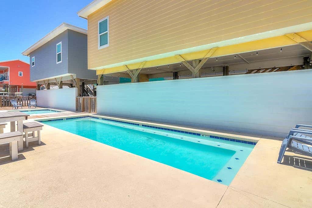 Stack Overflow - Balcony, Pool & Dog-Friendly