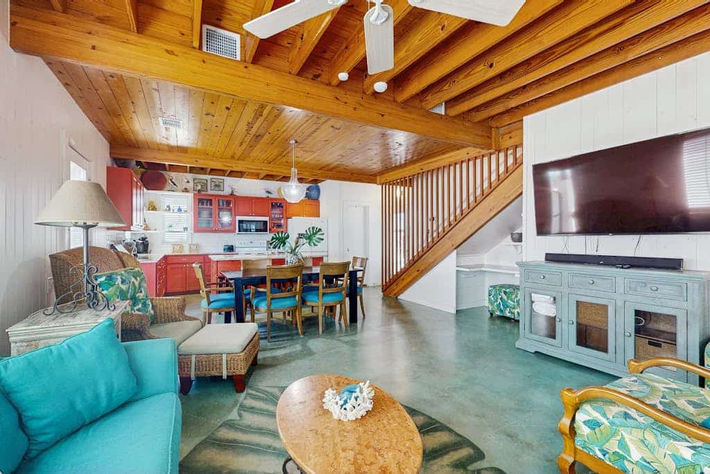 Coastal Hideaway - Screened Porch, Pool & Dogs OK