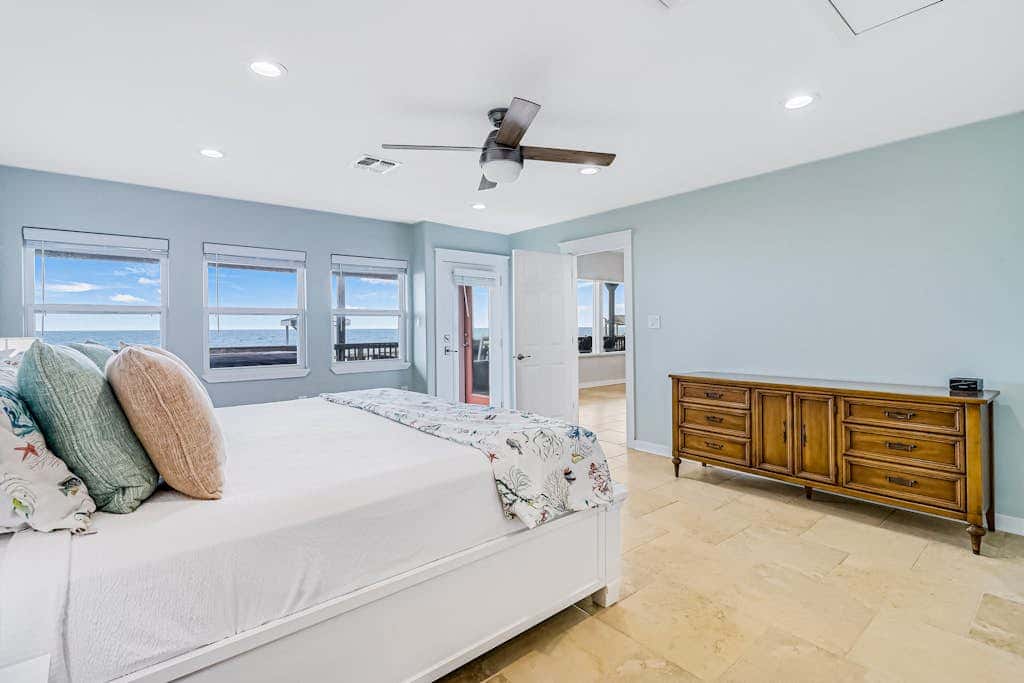 Bay Breeze Beauty - Waterfront, Hot Tub & Dogs OK