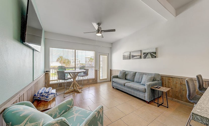Bright condo near the beach & heart of town with pool, fast WiFi & central AC