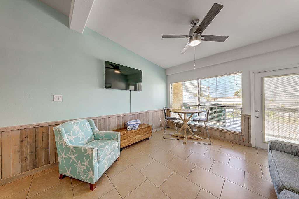 Bright condo near the beach & heart of town with pool, fast WiFi & central AC