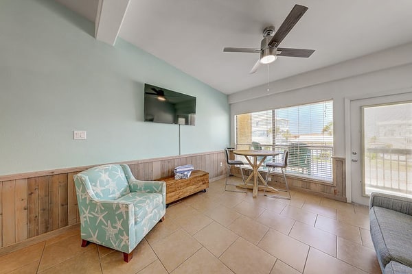 Bright condo near the beach & heart of town with pool, fast WiFi & central AC