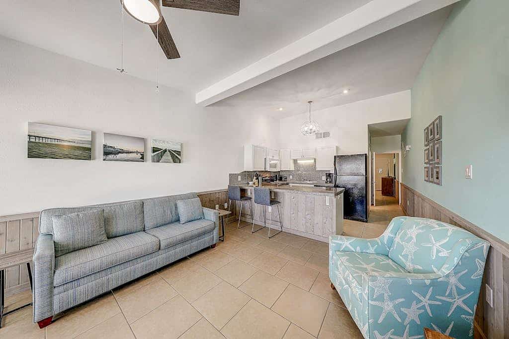 Bright condo near the beach & heart of town with pool, fast WiFi & central AC
