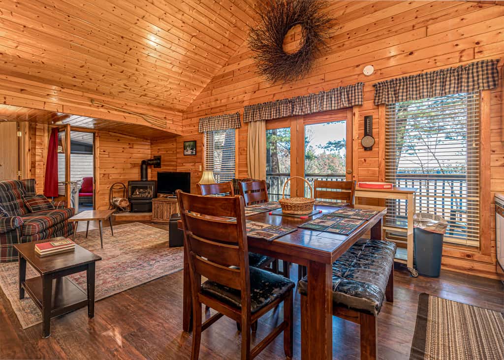 Pinewood Cabin, Resort, Lake, Beach, Kayaks & More