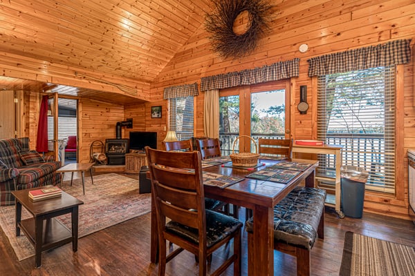 Pinewood Cabin, Resort, Lake, Beach, Kayaks & More