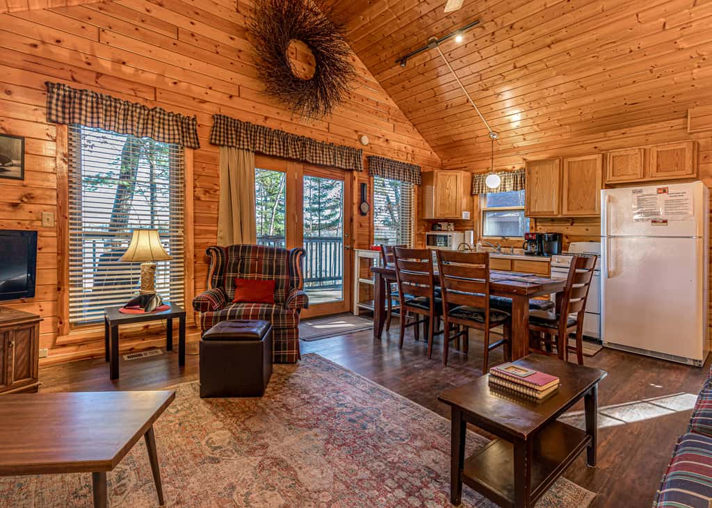 Pinewood Cabin, Resort, Lake, Beach, Kayaks & More