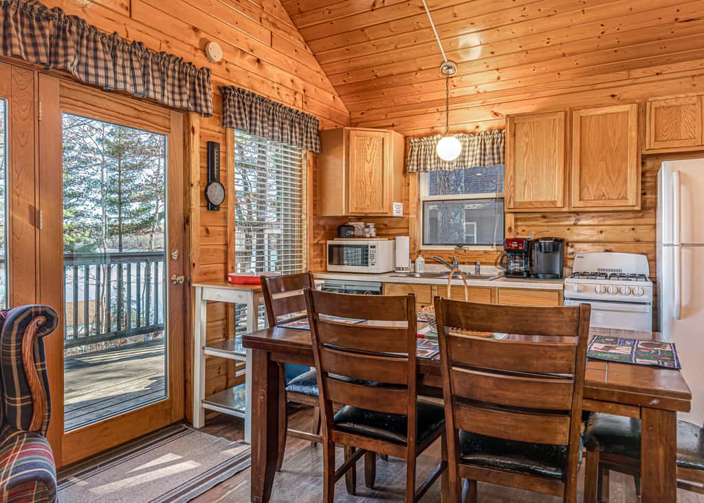 Pinewood Cabin, Resort, Lake, Beach, Kayaks & More