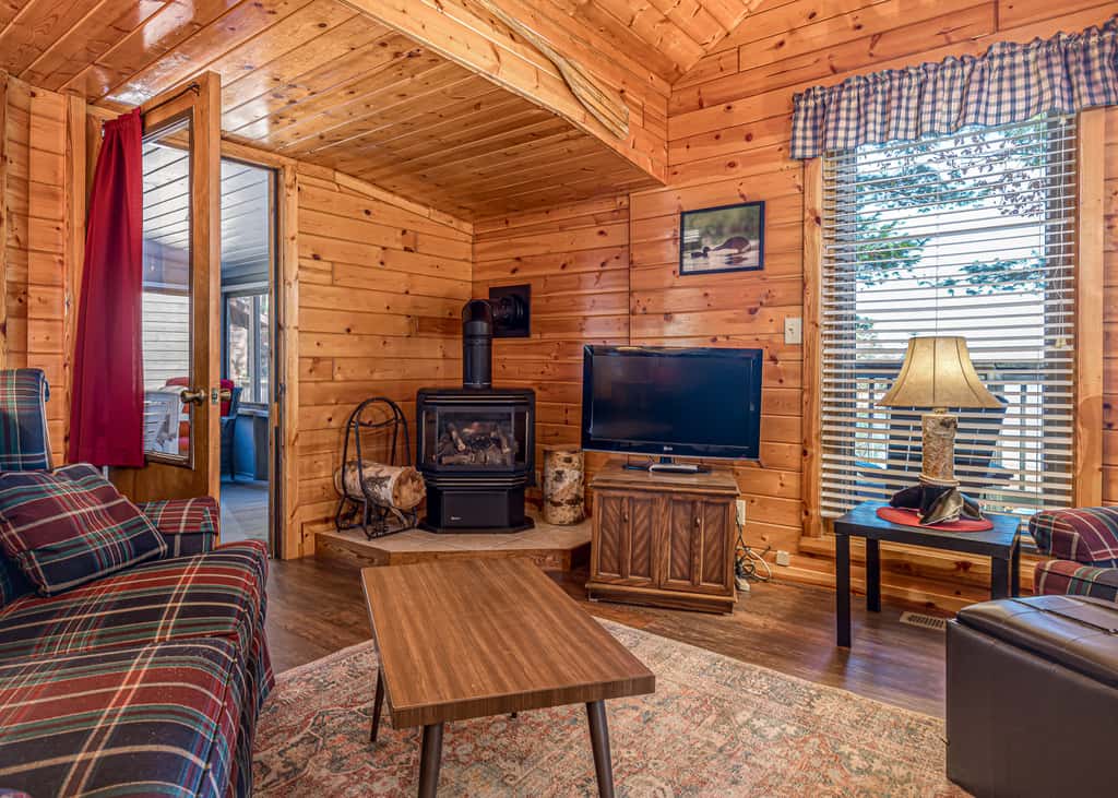 Pinewood Cabin, Resort, Lake, Beach, Kayaks & More