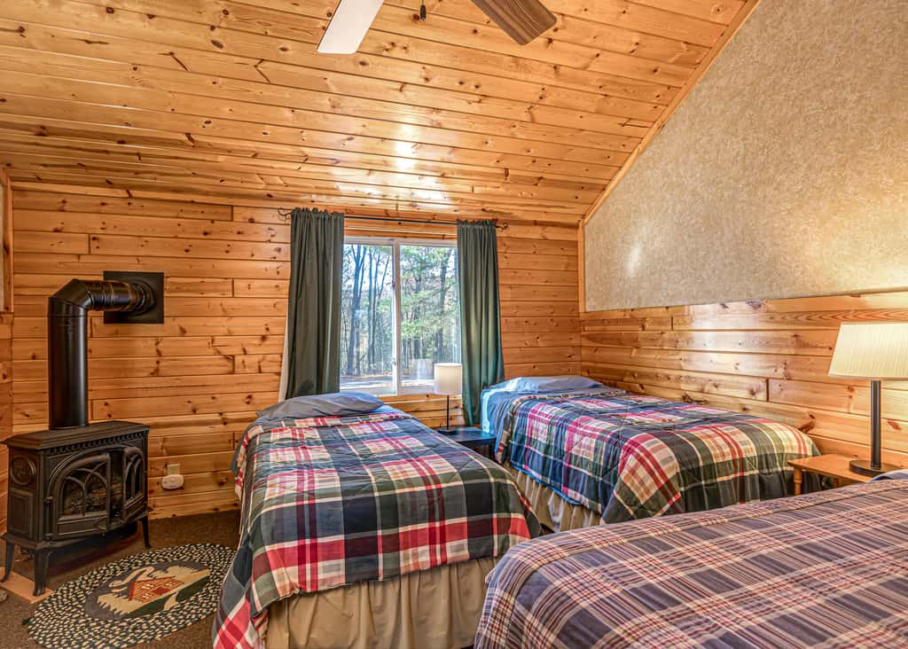 Pinewood Cabin, Resort, Lake, Beach, Kayaks & More