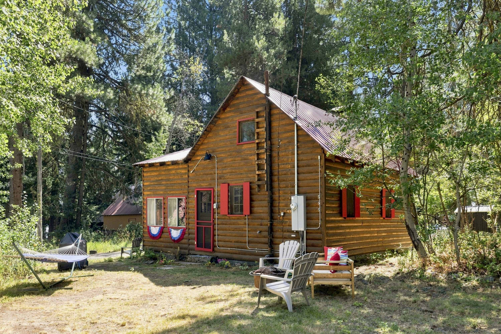 Cozy Lakeside Cabin: Dock, Deck, & Pet Friendly